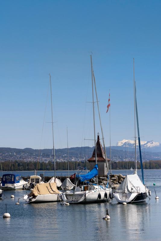 Les guérites du vieux port de Morges face à l'hôtel Mont-Blanc au Lac