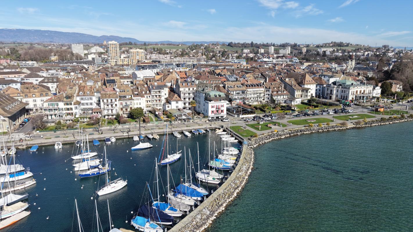 Vue aérienne de l'hôtel Mont-Blanc au Lac à Morges face au lac Léman, au vieux port de Morges, le long des quais.