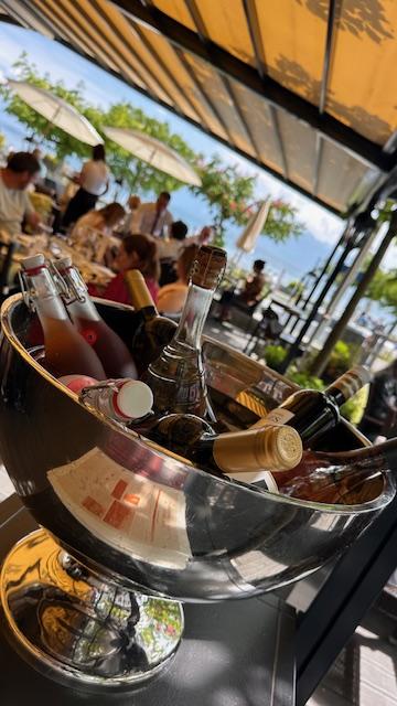 On the rocks. Fraîcheur à l'ombre face au lac Léman. A morges, sur la terrasse fleurie du restaurant Le Jardin.