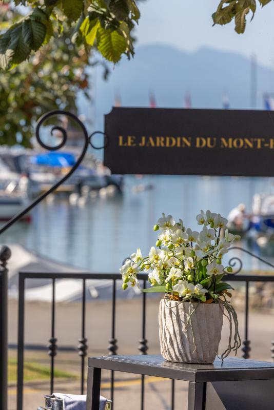 Terrasse fleurie face au lac Léman et au vieux port de Morges - Hôtel Mont Blanc au Lac à Morges